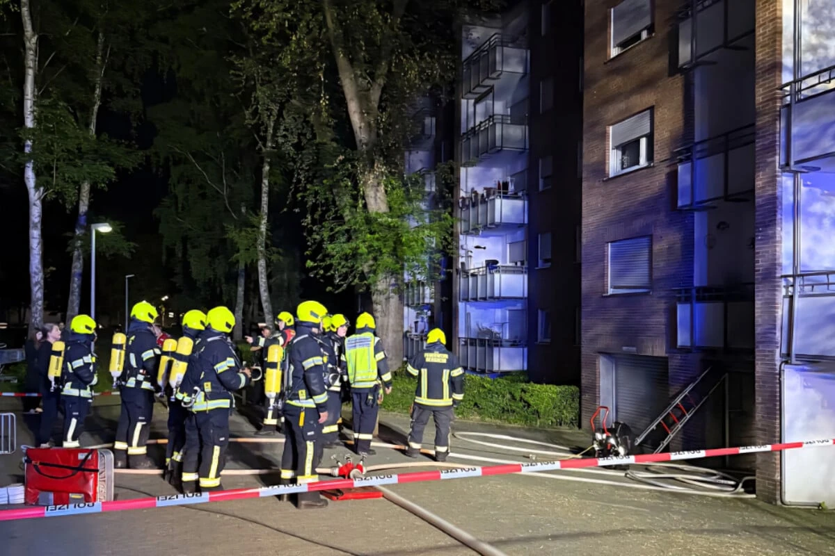 Mitten in der Nacht: Aufregung in Wohnkomplex - Dichter Rauch dringt aus Tiefgarage