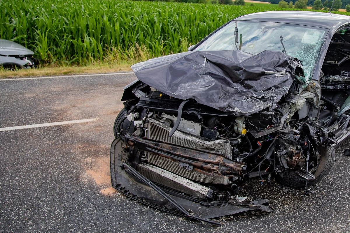 Frontal-Crash auf Bundesstraße: Frau eingeklemmt - Rettungshubschrauber im Einsatz