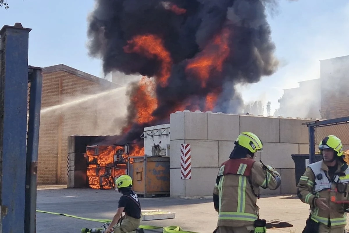 Rauchsäule über Berlin: Feuer in Gewerbegebiet