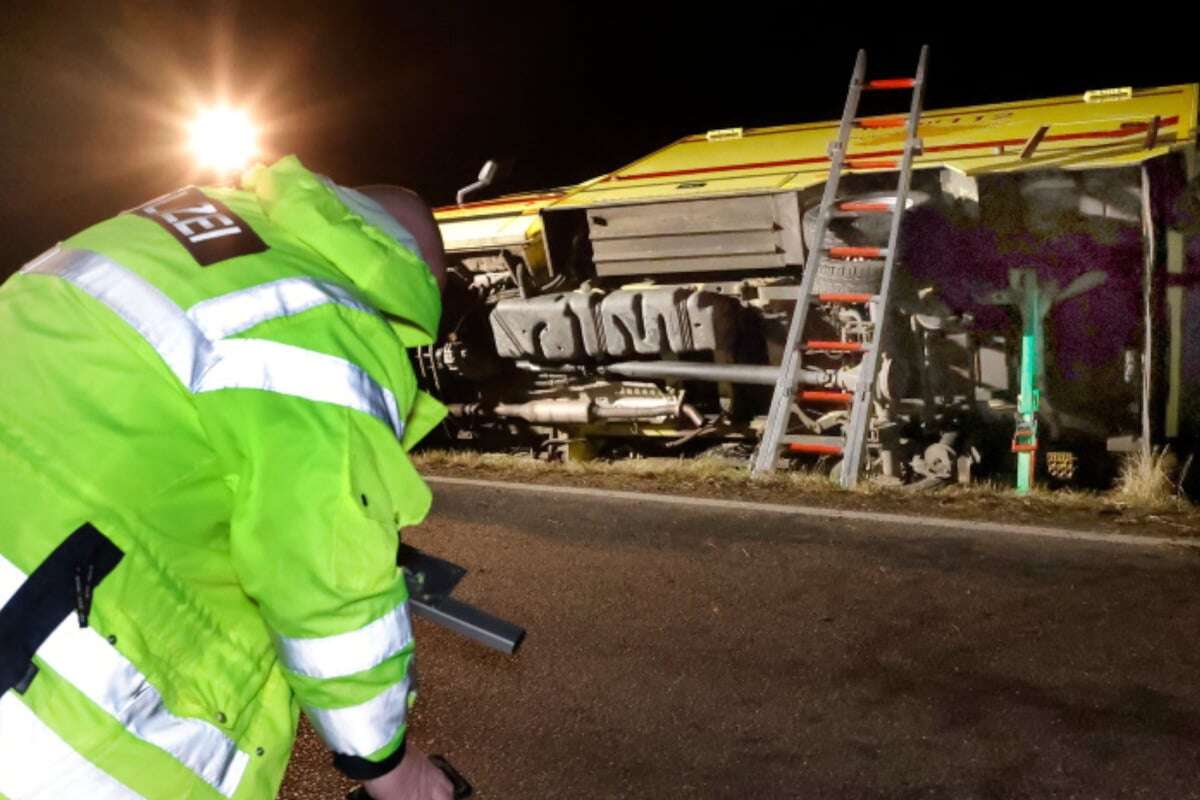 Erzgebirge: Rettungswagen kommt von Straße ab und kippt um