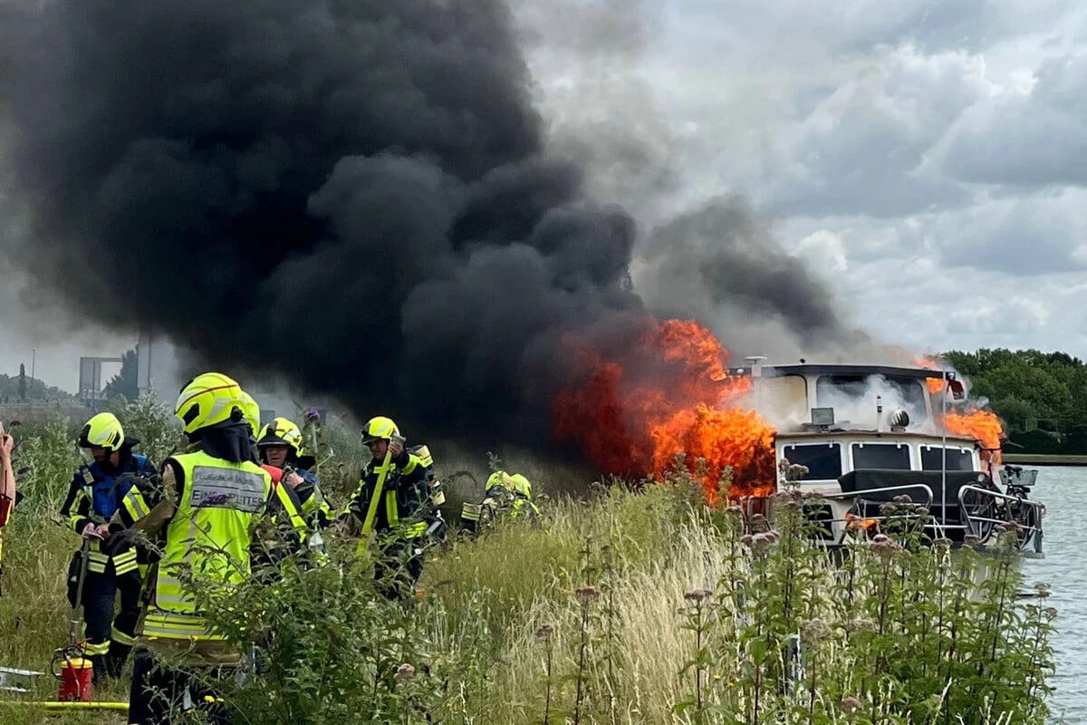 Sportboot steht nach Explosion in Flammen: Polizei sucht Zeugen