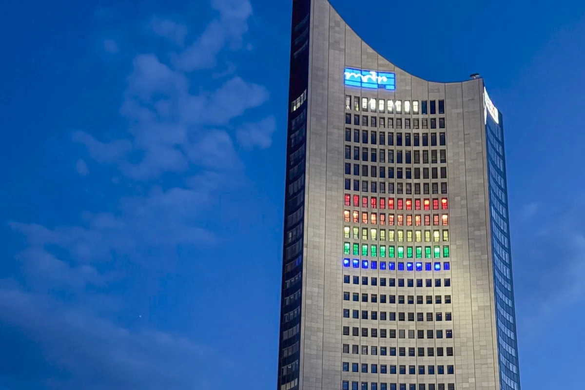 Leipziger Hochhaus erstrahlt plötzlich kunterbunt