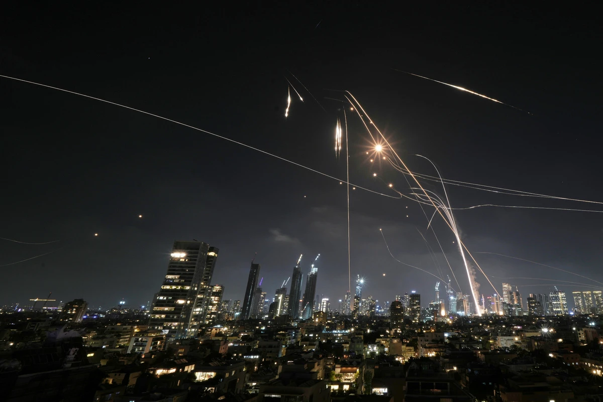 Israel-Krieg: Laut Rettungsdienst sieben Einschläge im Gebiet Tel Aviv, dritte Welle Raketen aus Iran