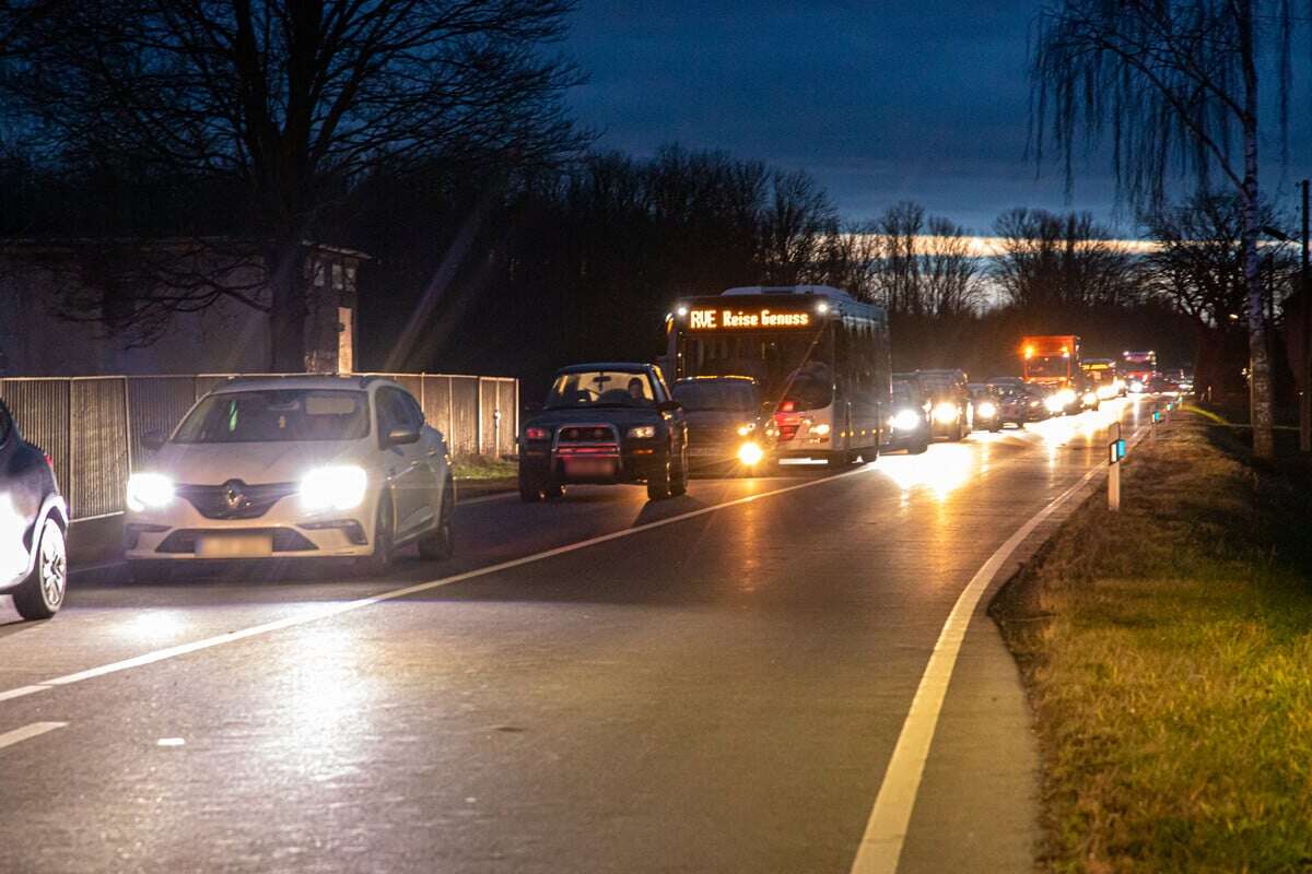 Straßensperrung und Stau: Unfall im Erzgebirge