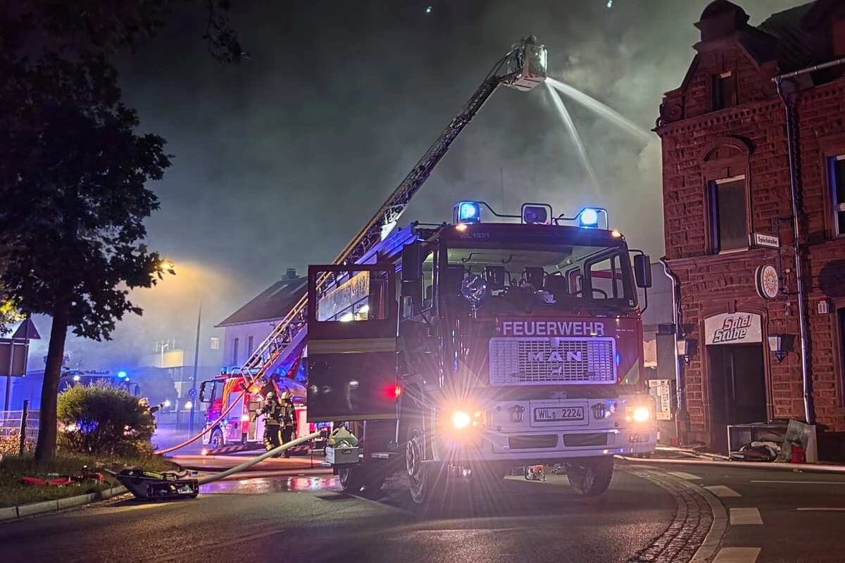 Ehemaliges Kino brennt lichterloh: Wohnungen müssen evakuiert werden