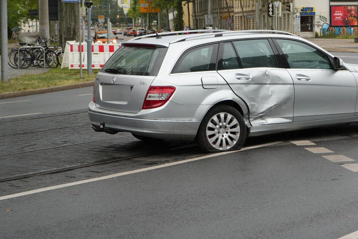 Laster kracht in Mercedes: Sperrung nach Unfall im Leipziger Osten