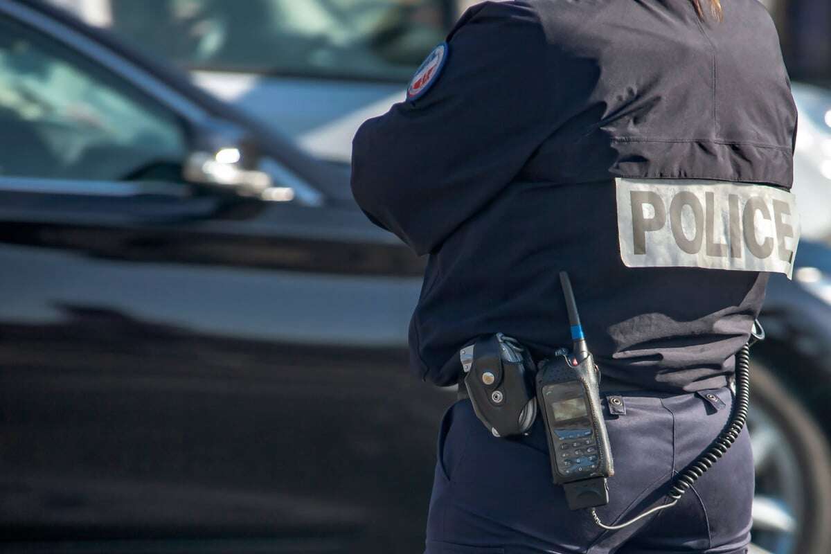 Polizisten stoppen geklauten Wagen, dann hören sie plötzlich Hilfeschreie!