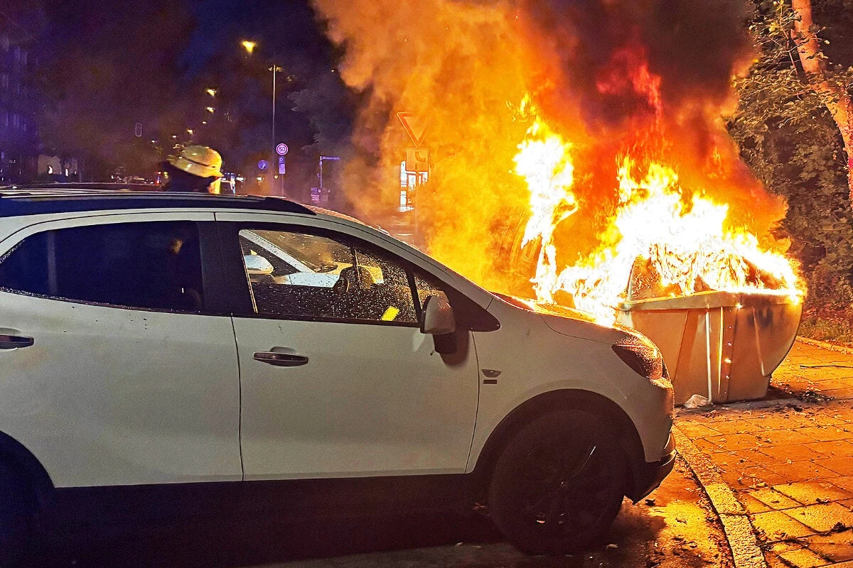 Feuerwehr muss in München ran: Glascontainer stehen lichterloh in Flammen