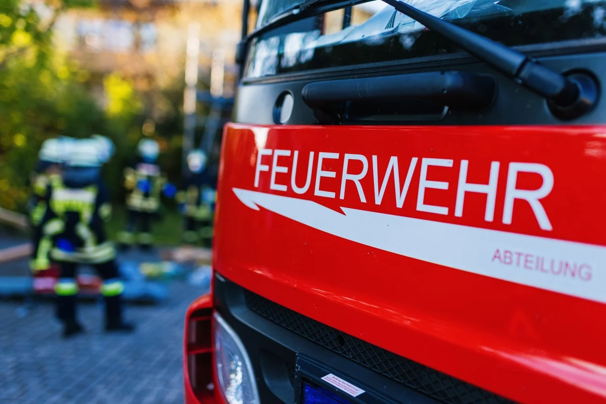 Dramatischer Brand in Kölner Mehrfamilienhaus: Bewohner retten sich aufs Dach