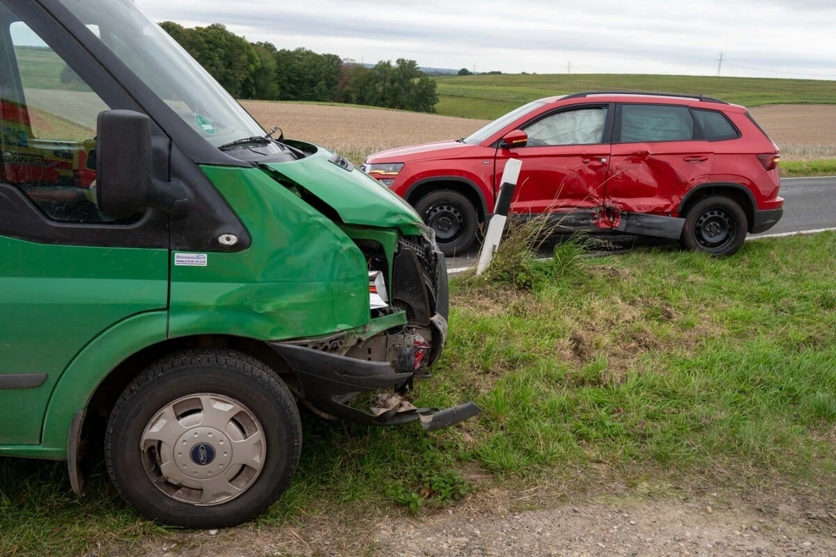 Kreuzungscrash im Landkreis Leipzig: Transporter und Auto krachen ineinander