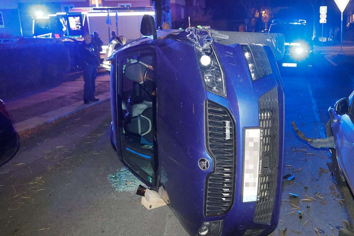 Irrer Unfall in Chemnitz: Skoda landet beim Abbiegen auf der Seite