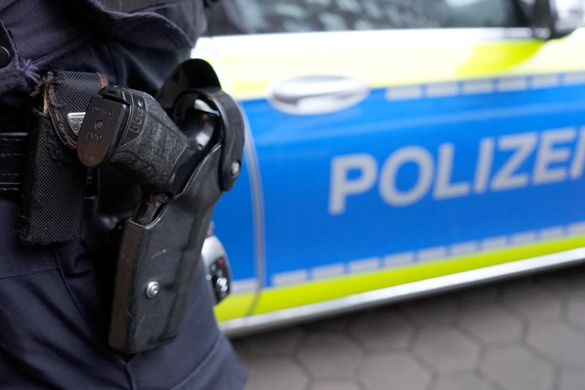 Skurrile Aktion auf NRW-Supermarktplatz: Fahrraddieb sägt Verkehrsschild ab