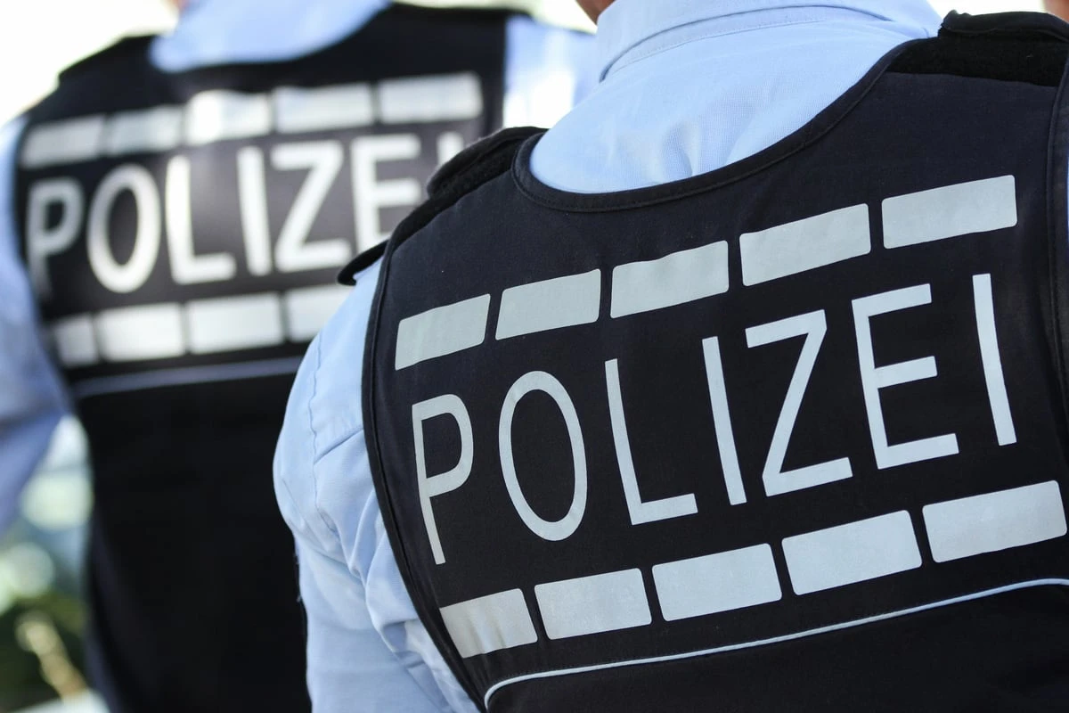 Bewaffneter Überfall in Restaurant: Räuber feuert Schuss auf Angestellten