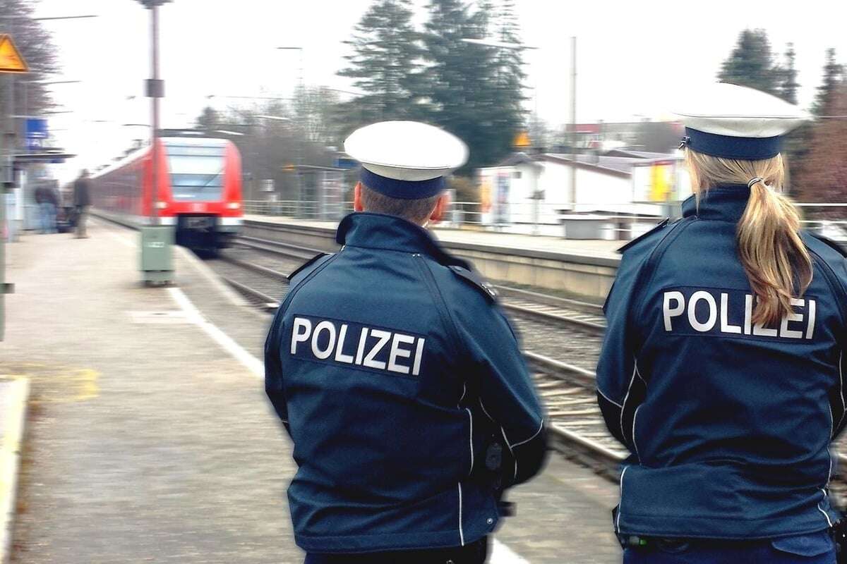 Mann spaziert auf den Gleisen nach München, dann kommt ein Zug