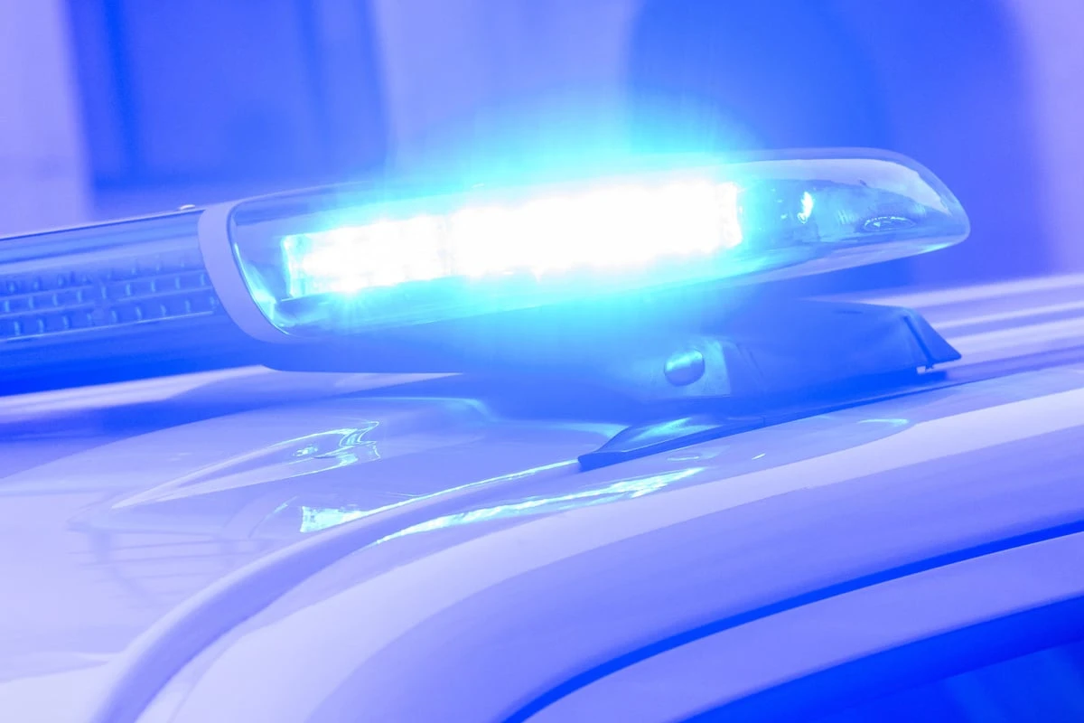 Betrunkene schleift Polizisten mehrere Meter mit Auto mit - dann fällt ein Schuss