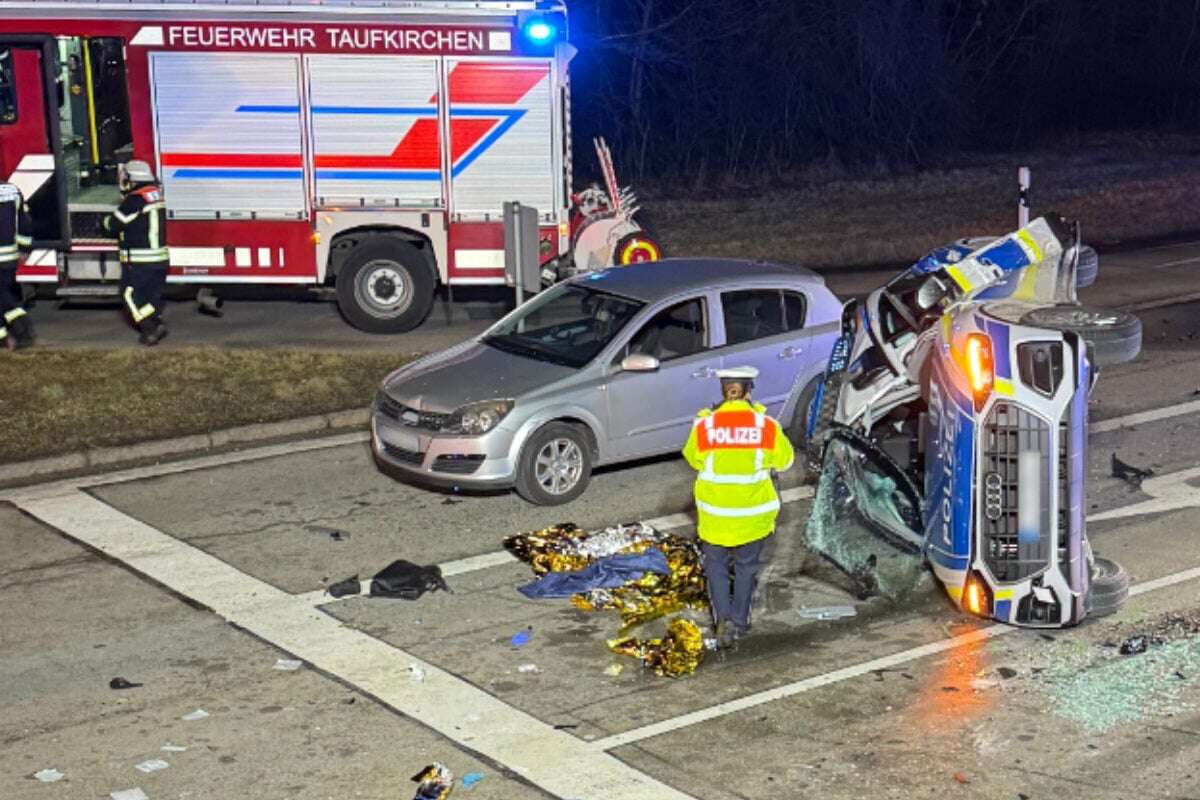 Streifenwagen fliegt gegen Ampelmast: 23-jähriger Polizist bei Unfall schwer verletzt