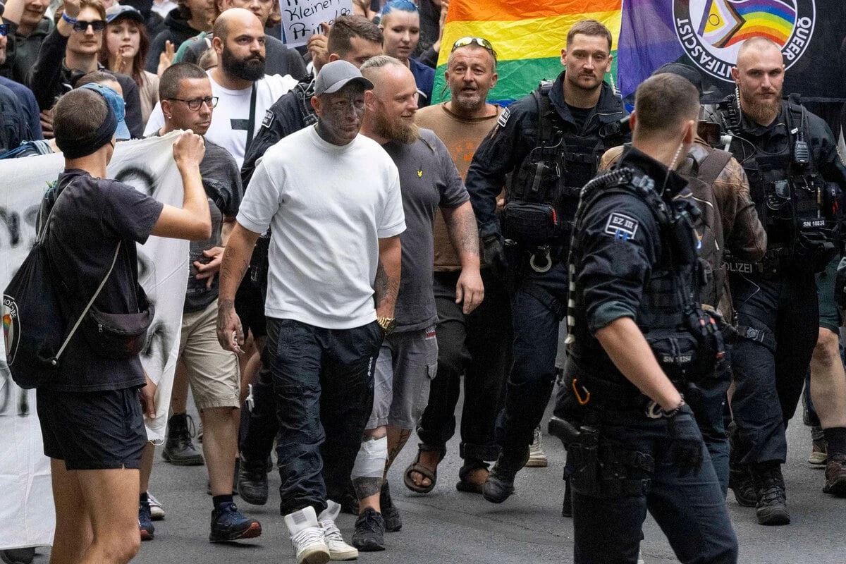 Provokation gefloppt: Linke Demonstranten legen Neonazi im Alaunpark rein