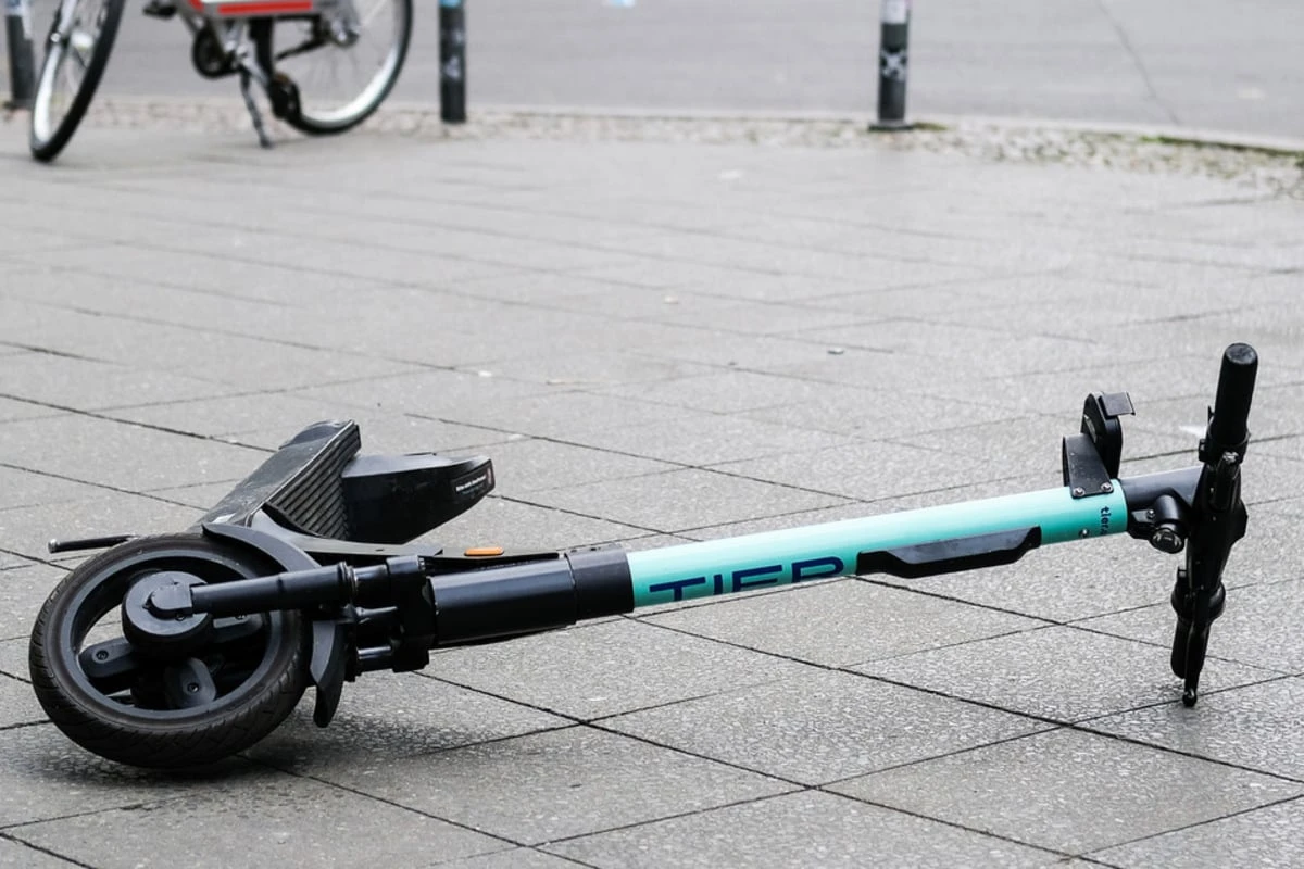 Rettungswagen stößt mit Mann auf E-Roller in Leipziger Innenstadt zusammen