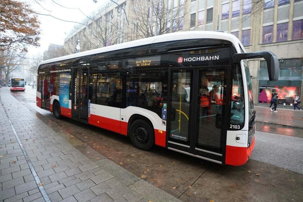 Rassistischer Angriff im Bus: Wer kann Hinweise geben?