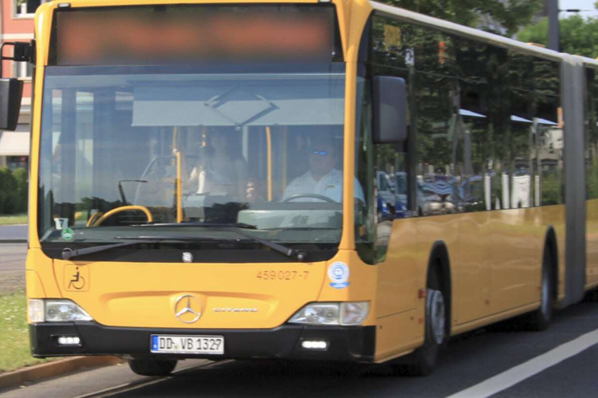 Frau (68) wird im Bus rassistisch beleidigt: Polizei sucht Zeugen