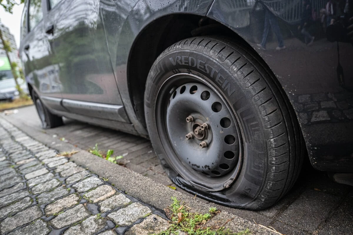 Auto-Vandalen unterwegs: Zahlreiche Reifen zerstochen
