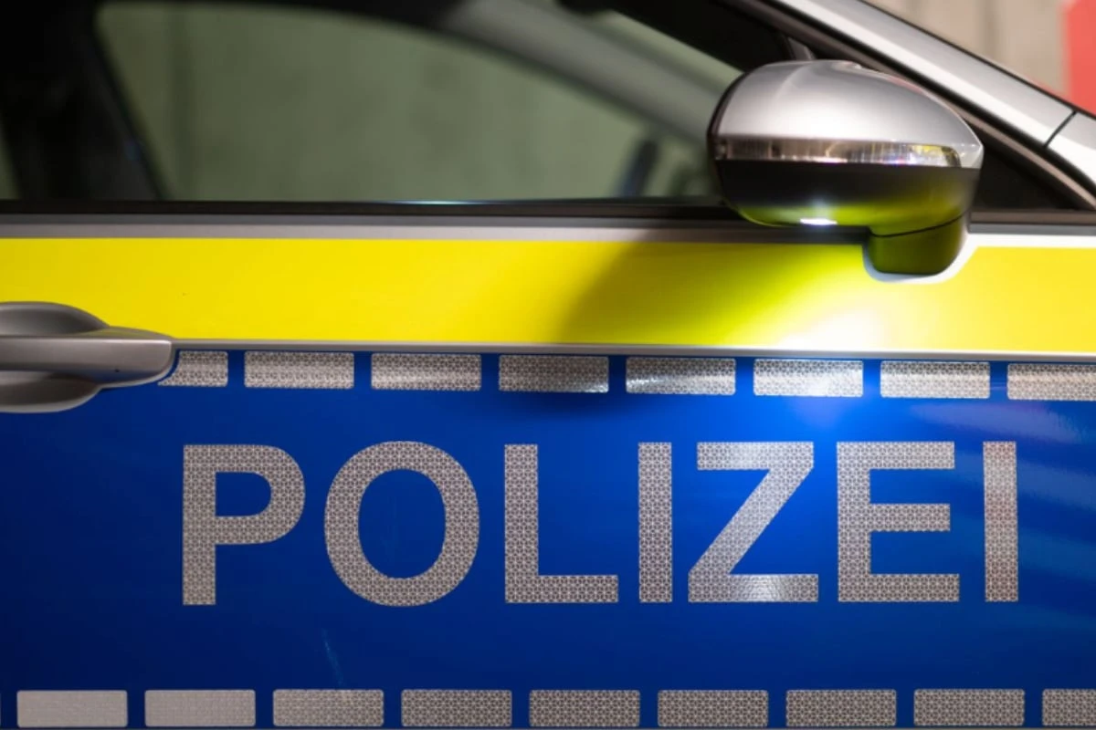 Mann bedroht Frau und redet von Schusswaffe: Einsatz in Niedersedlitz