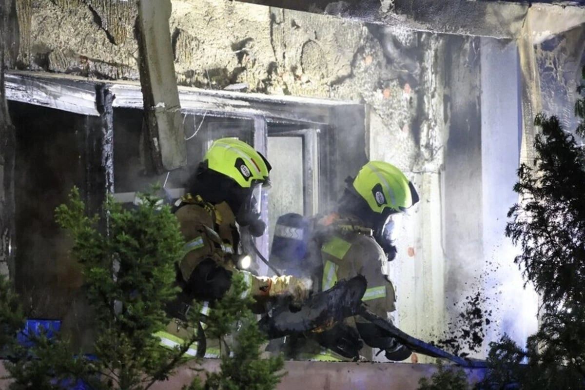 Balkon in Gesundbrunnen geht in der Nacht in Flammen auf: Mieterin hat Glück