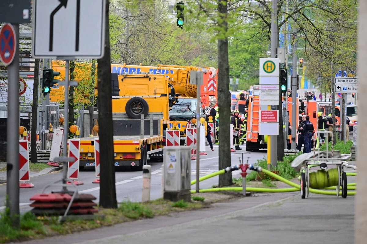 Bürogebäude in Tiergarten steht komplett in Flammen - Rund 90 Feuerwehrleute vor Ort