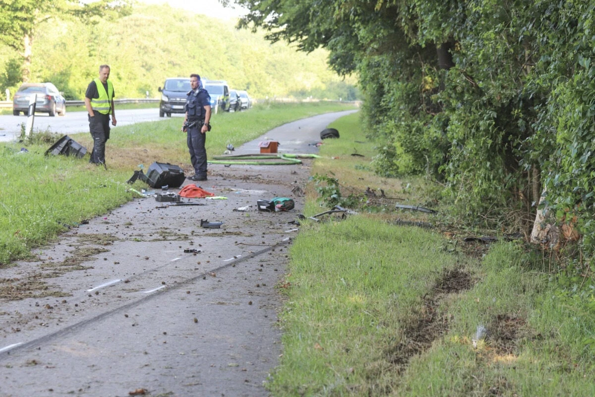 Auto kommt von Straße ab und fängt Feuer: Fahrer verbrennt in Wrack