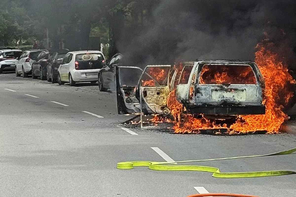 Fahrer fährt rechts ran, kurz darauf brennt sein Oldtimer lichterloh