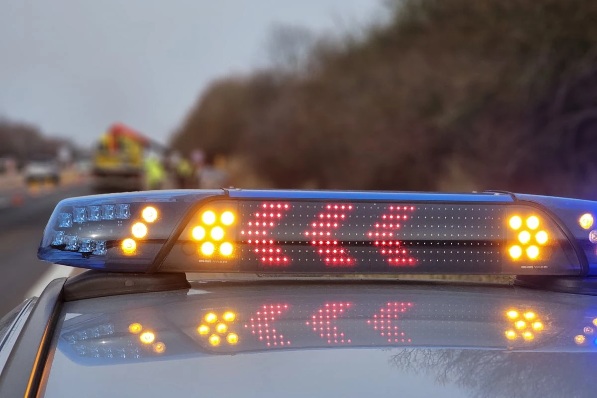 Smart-Fahrer rast über Standstreifen: Polizei ermittelt wegen Straßenrennen