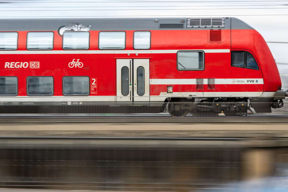 Vermisster kleiner Junge wird alleine im Zug gefunden!