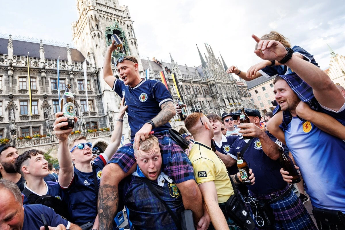 Schotten feiern vor EM-Eröffnung in München: 