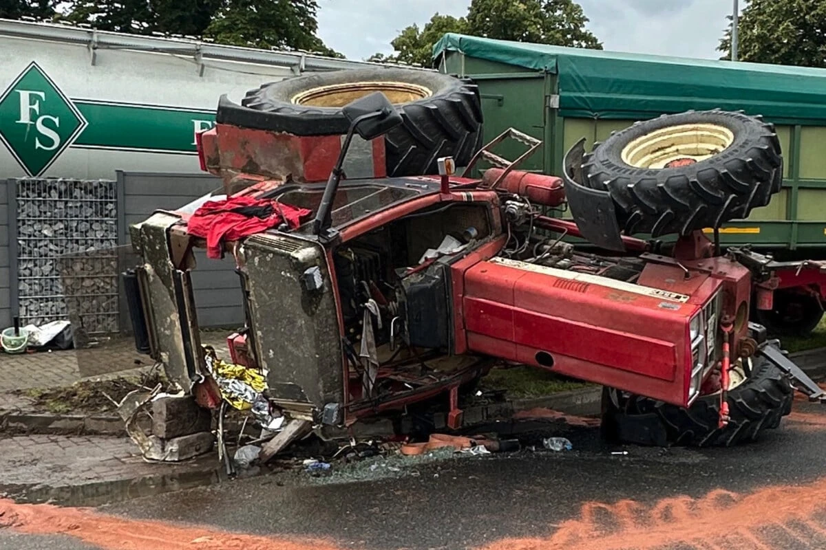 Traktor kippt um und verliert Getreide: Fahrer schwer verletzt