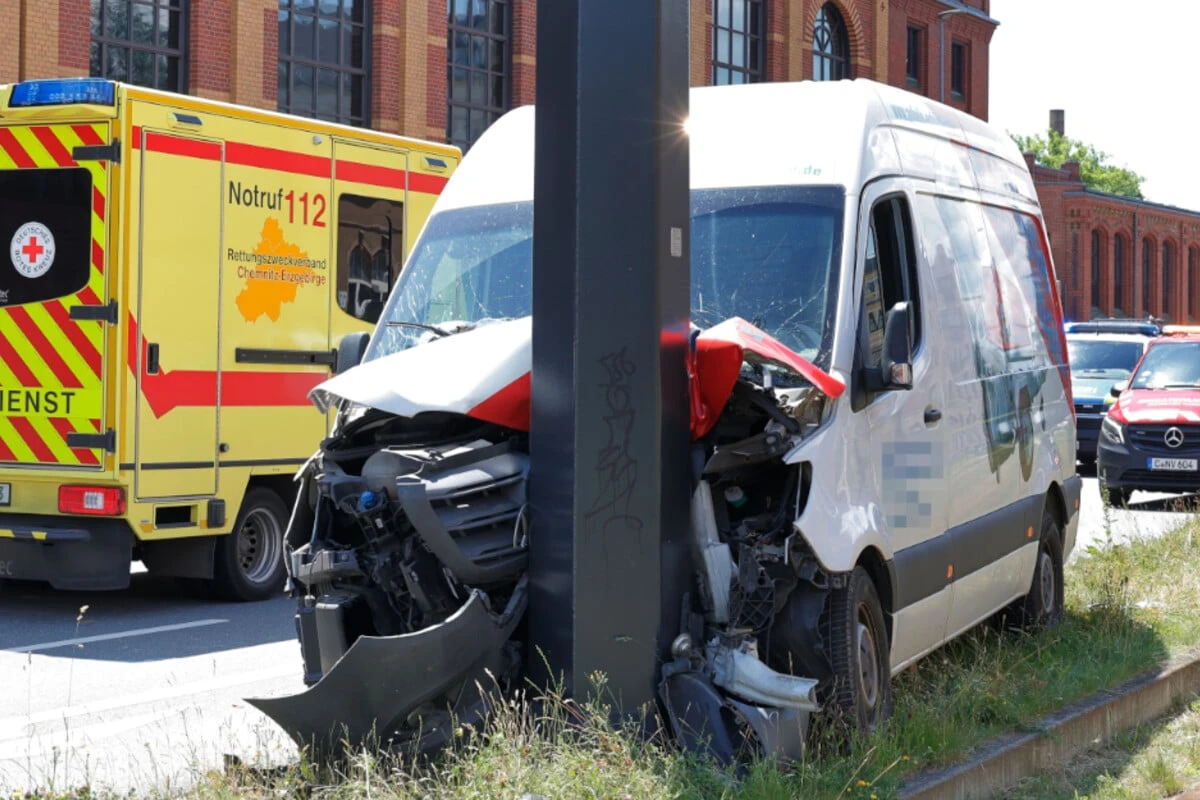 Unfall in Chemnitz: Transporter kracht gegen Straßenbahn-Mast