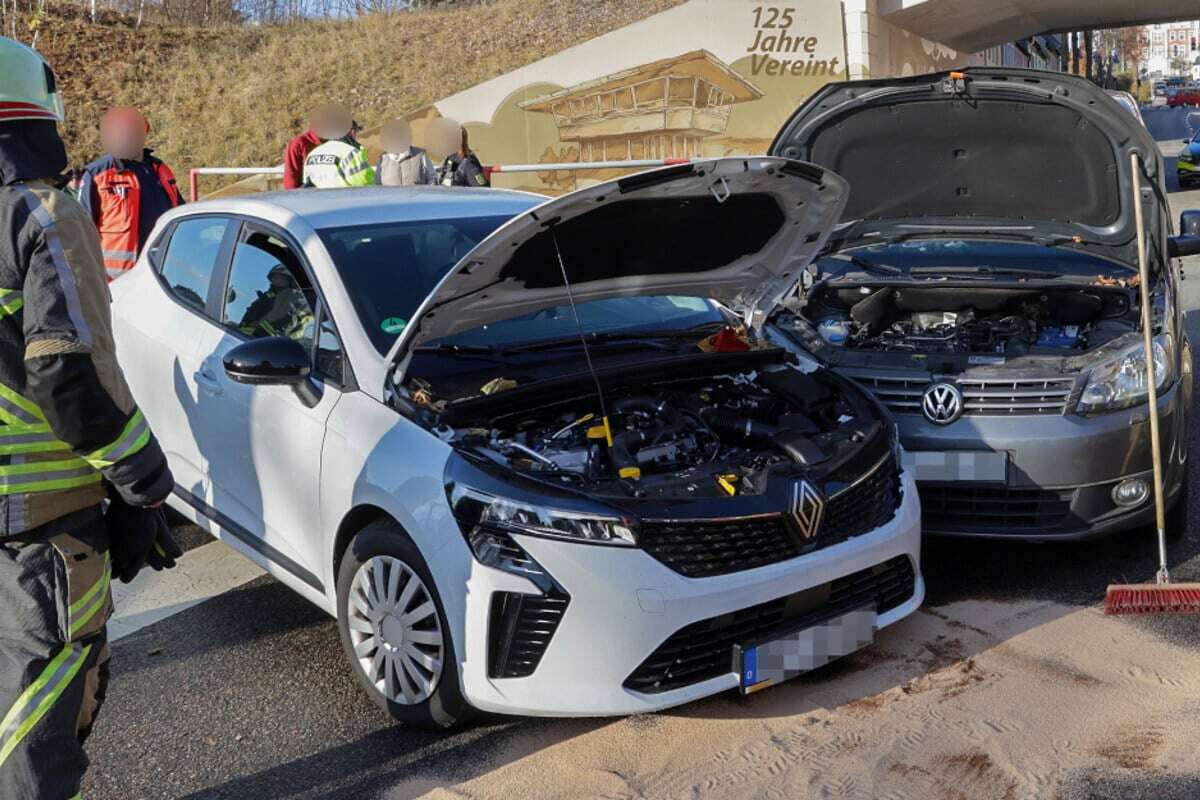 Kreuzungscrash in Hohenstein-Ernstthal: Renault kracht mit VW zusammen