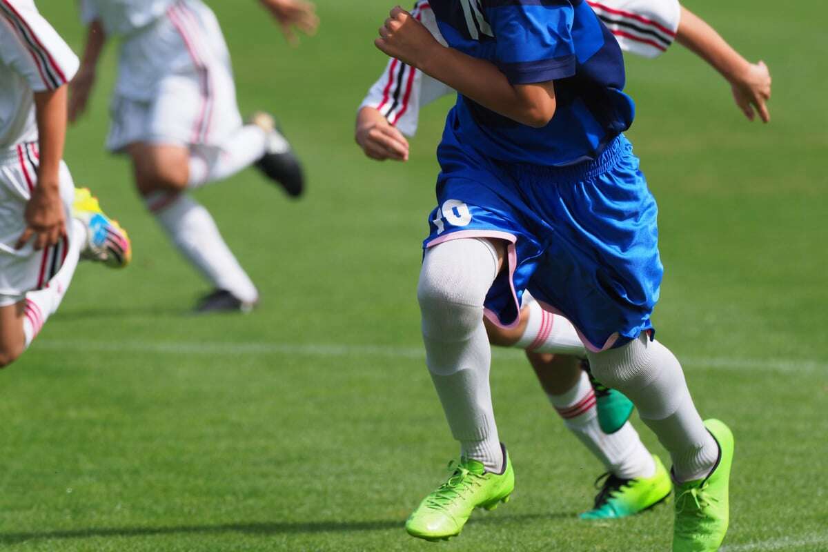 Streit auf Fußballplatz eskaliert heftig: Erst fliegt ein Glas, dann die Fäuste