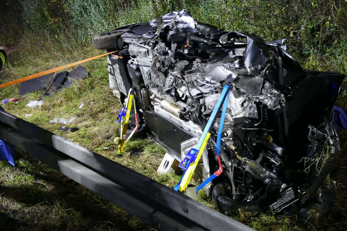 Schwerer Unfall auf A3: Skoda verliert Motor, Frau in Wrack eingeschlossen