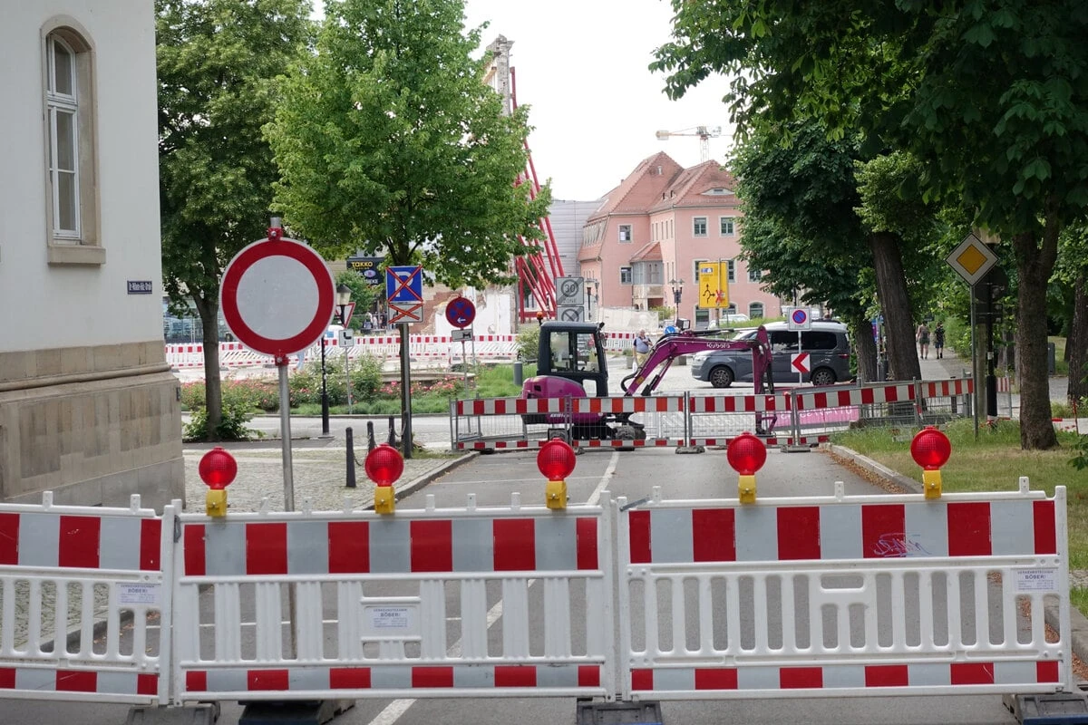 Straße vor Oberschule in Pirna abgesackt!