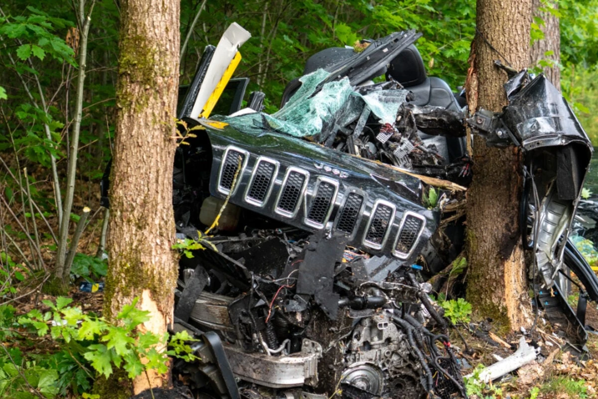 Horror-Unfall im Norden: Jeep kracht gegen Baum und wird völlig zerstört