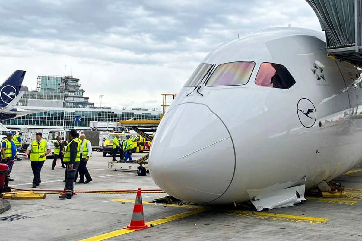Nach Fahrwerk-Panne in Frankfurt: Flugzeug abgeschleppt - Ursachenforschung läuft