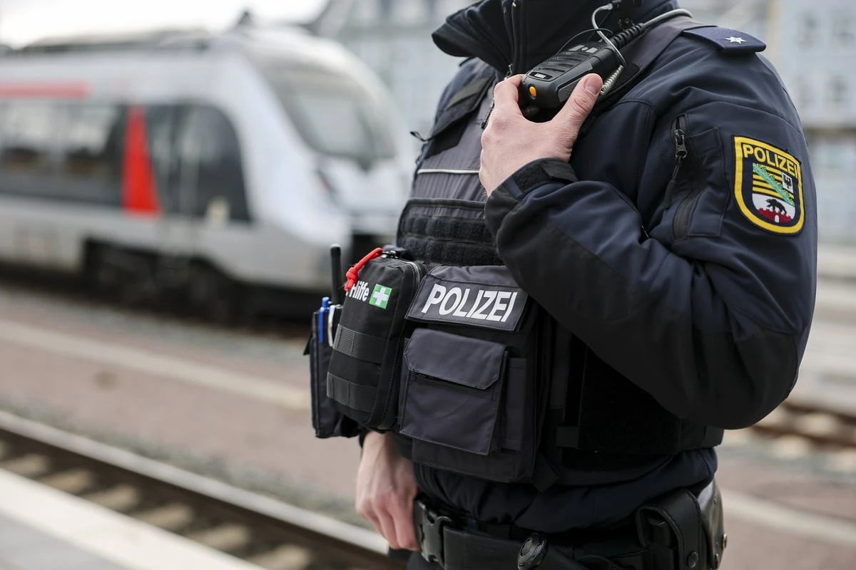 22-jähriger Schwarzfahrer tritt im Regio nach Zugbegleiterin