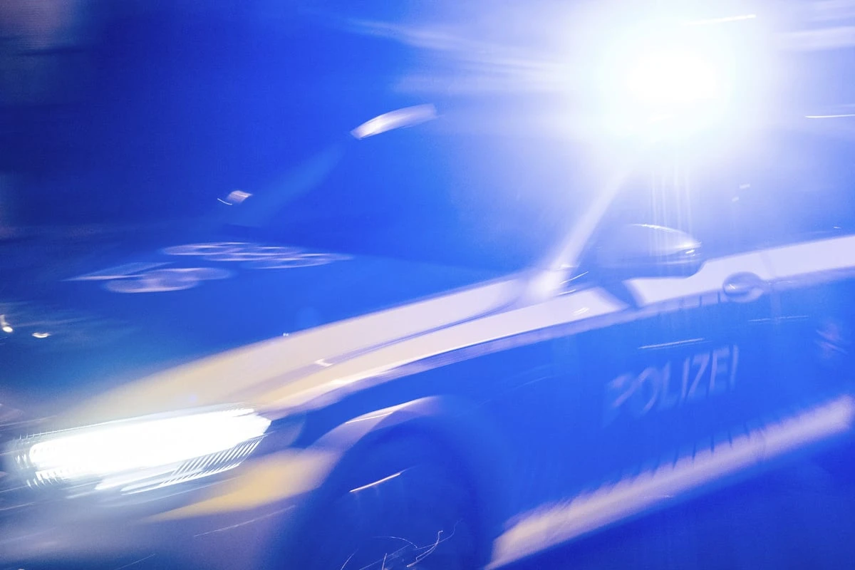 Zu betrunken für die Straße? Mercedes-Fahrer rammt Streifenwagen