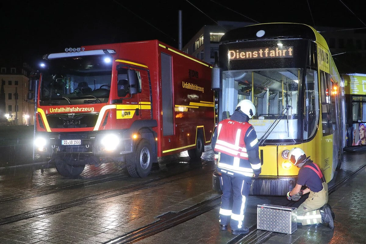 Straßenbahn springt am Postplatz aus dem Gleis: Feuerwehr im Einsatz
