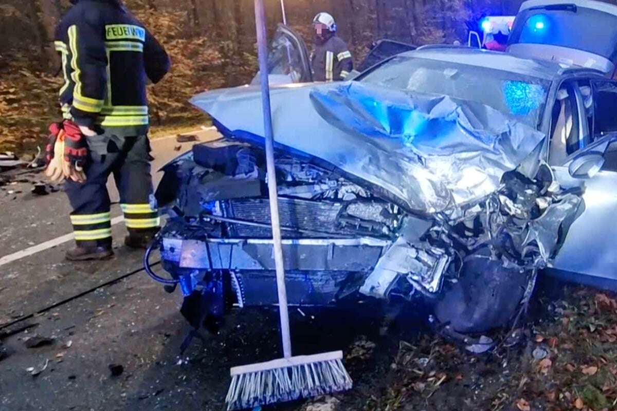 Frontal-Crash bei Überholmanöver: Ein Toter, drei Verletzte