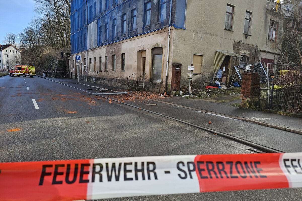 Mehrfamilienhaus stürzt teilweise ein: Feuerwehr rettet Personen, Straße gesperrt