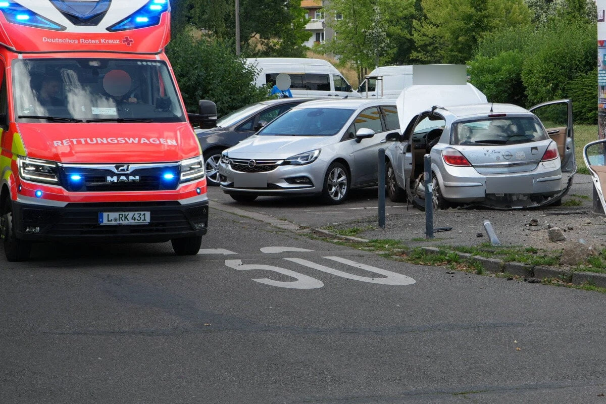 Opel kracht in Opel: 51-Jähriger bei Unfall in Leipzig schwer verletzt