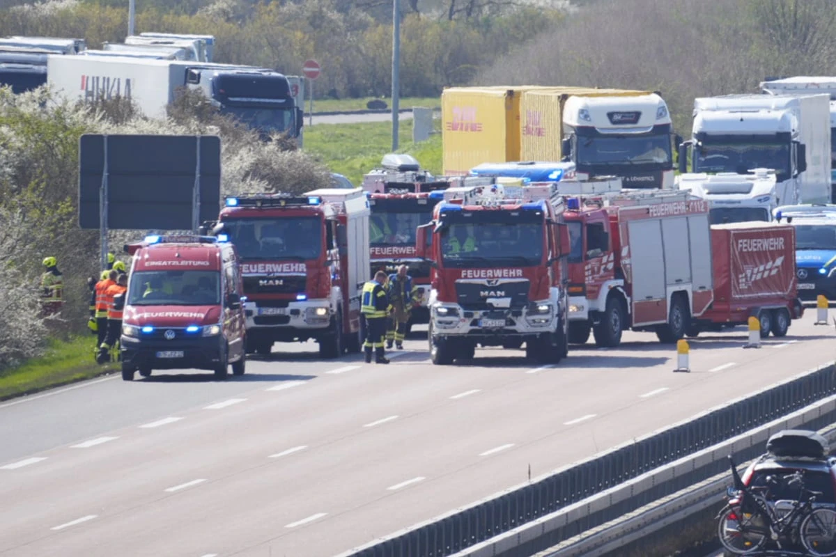 Einsatz auf der A9: Fahrbahn nach Unfall gesperrt