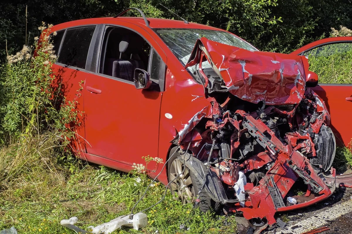 Schlimmer Frontalcrash auf Landstraße: Ein Fahrer stirbt