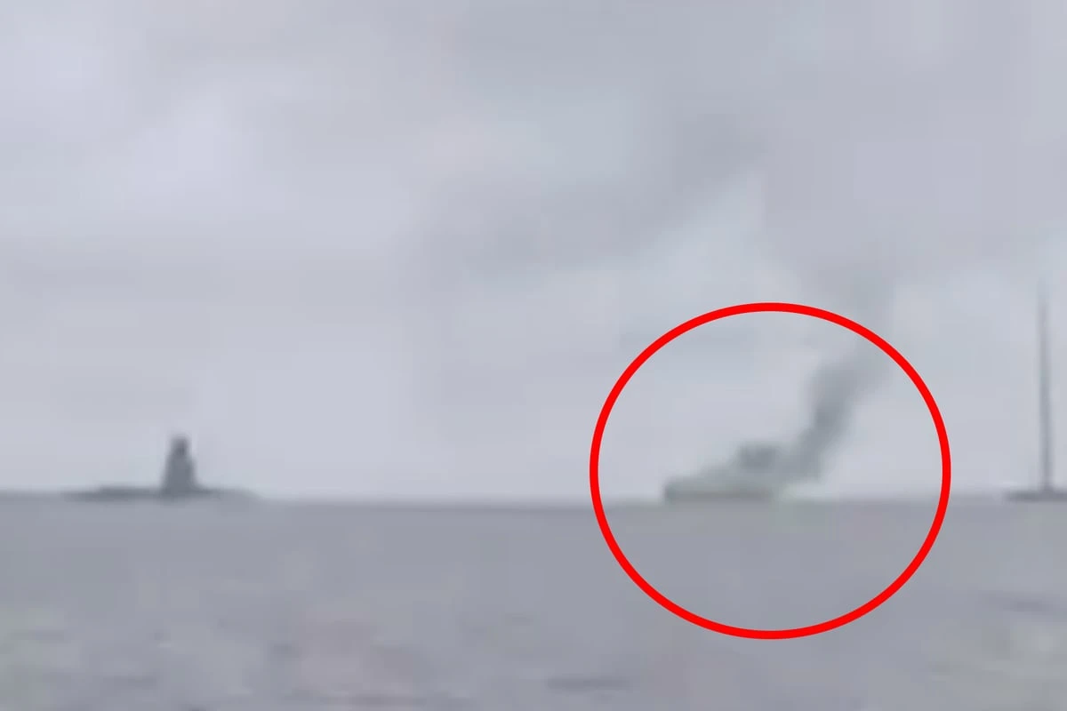 Feuerball! Frachtschiff explodiert bei Ausfahrt aus Hafen